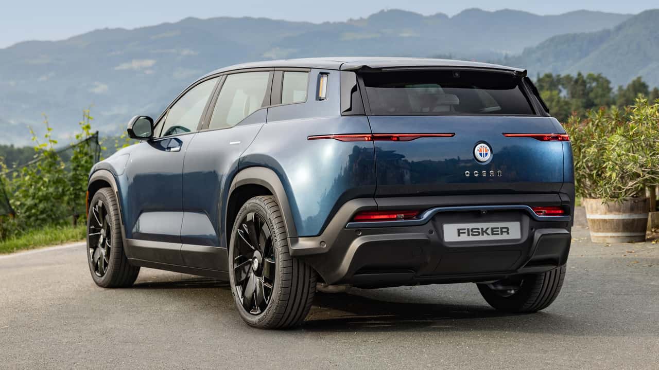 Testate de un YouTuber celebru, EV-urile Fisker sunt vândute acum la preţ de componente