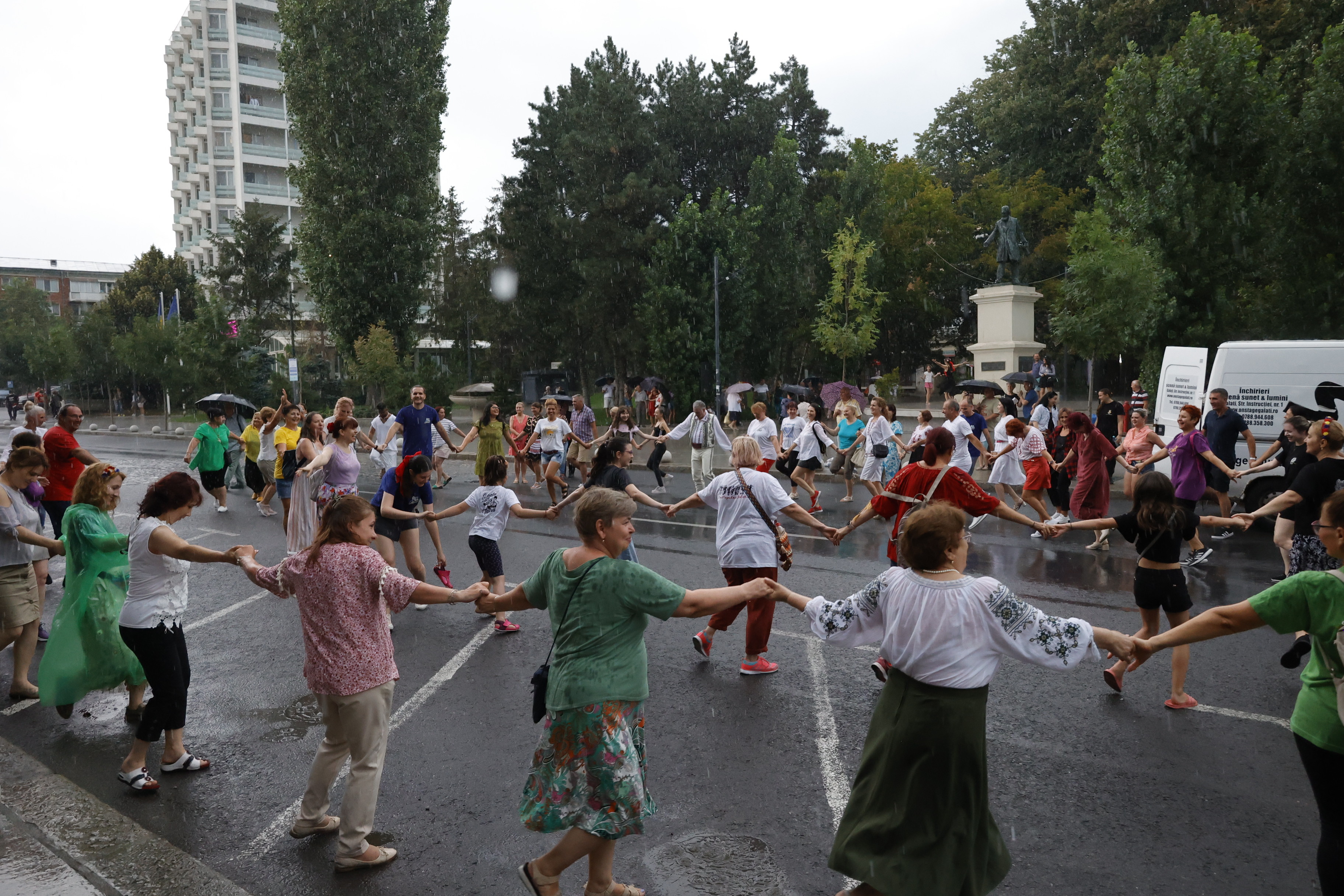 FOTO: Gălăţenii au făcut hora-n ploaie în centrul oraşului