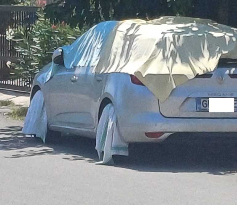 VIRAL: O maşină din Galaţi, ferită de ”insolaţie” în Grecia