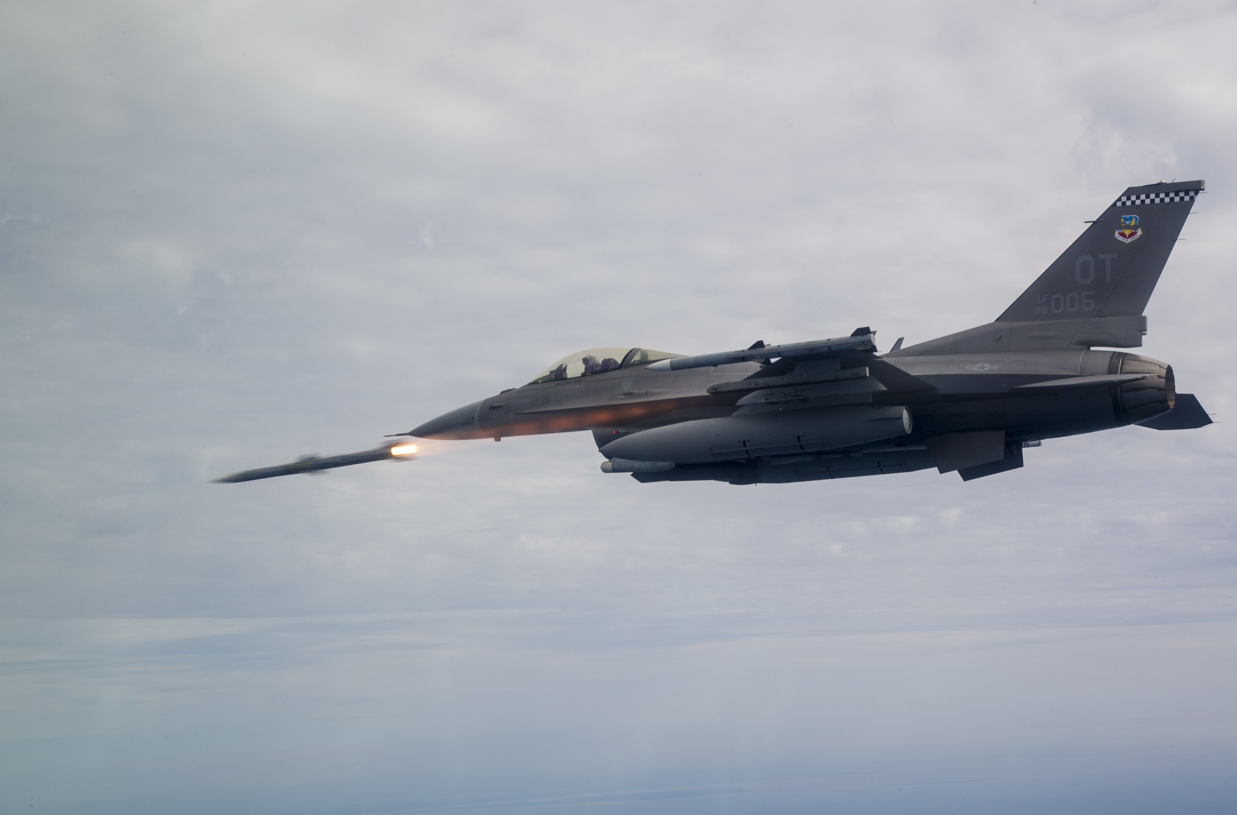 Statele Unite au aprobat vânzarea de rachete AIM-120 AMRAAM către România