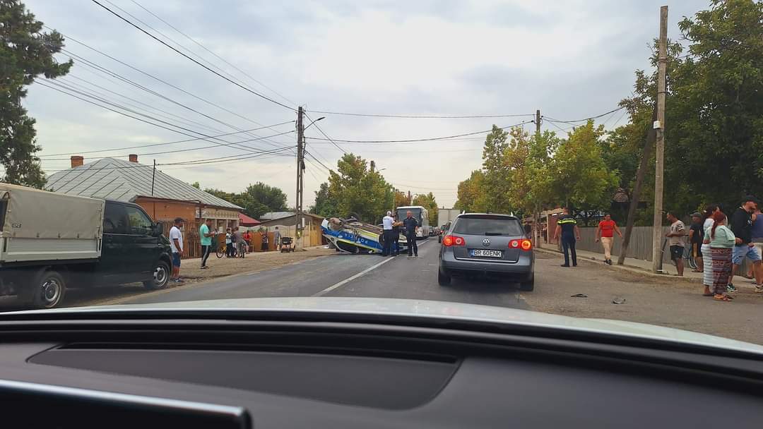 FOTO: Mașină de poliție răsturnată la Viziru