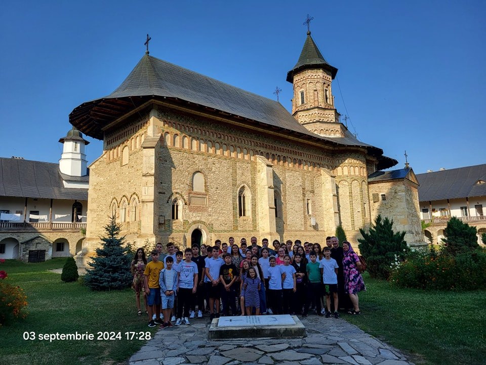 FOTO: 50 de copii din comuna Matca, pelerinaj la mănăstirile din zona Neamţului