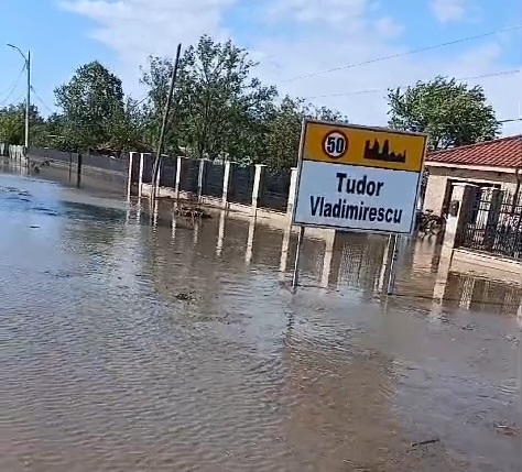 Inundații la Galați. DN 26 închis din nou (VIDEO)