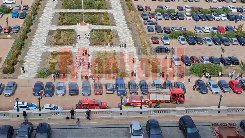 VIDEO: Atac cu benzină la Parlament. Un bărbat ar fi încercat să dea foc vizitatorilor
