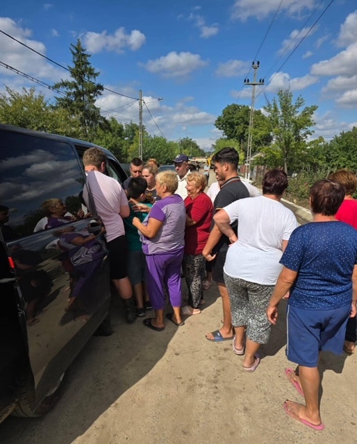 FOTO: Notarii ajută familiile din judeţul Galaţi afectate de inundaţii