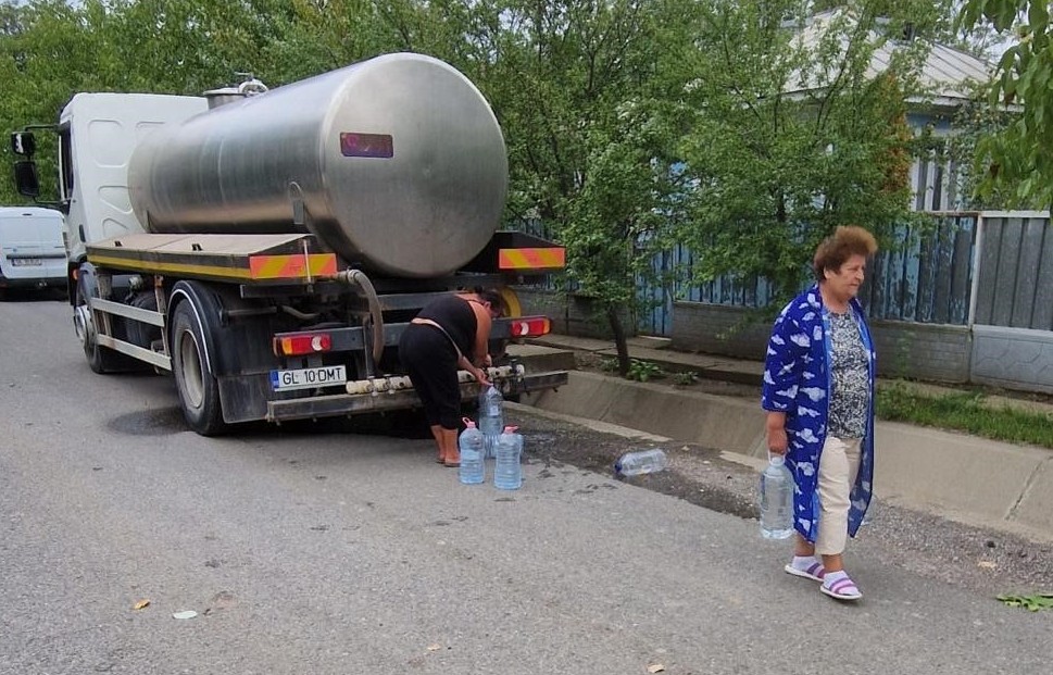 Apă nepotabilă în mai multe localităţi din Galaţi! DSP: «Oamenii să bea doar apă îmbuteliată sau de la cisterne!»