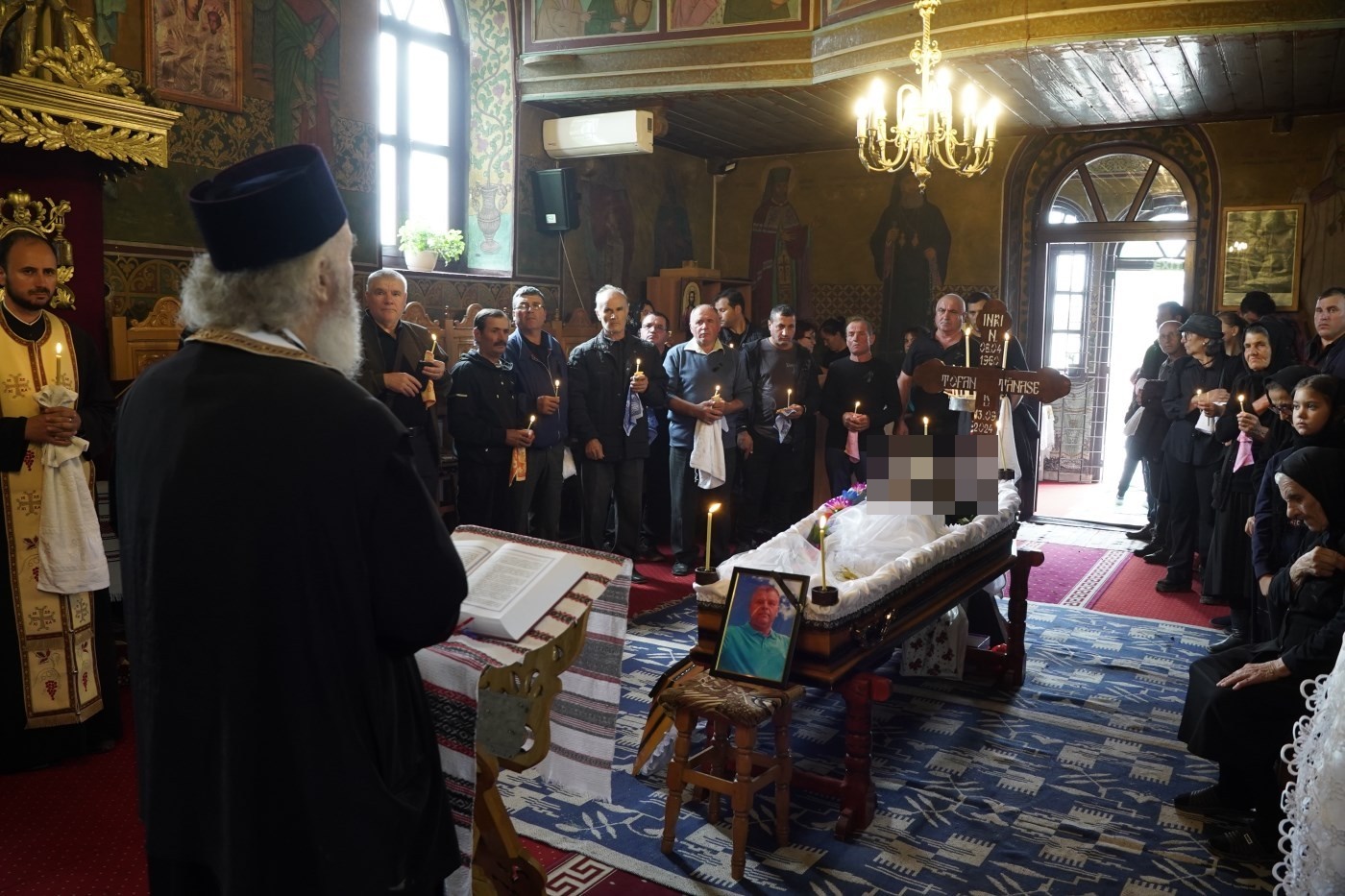 Înmormântare în iadul suferinţei! ÎPS Casian, slujbă oficiată la Costache Negri (FOTO)