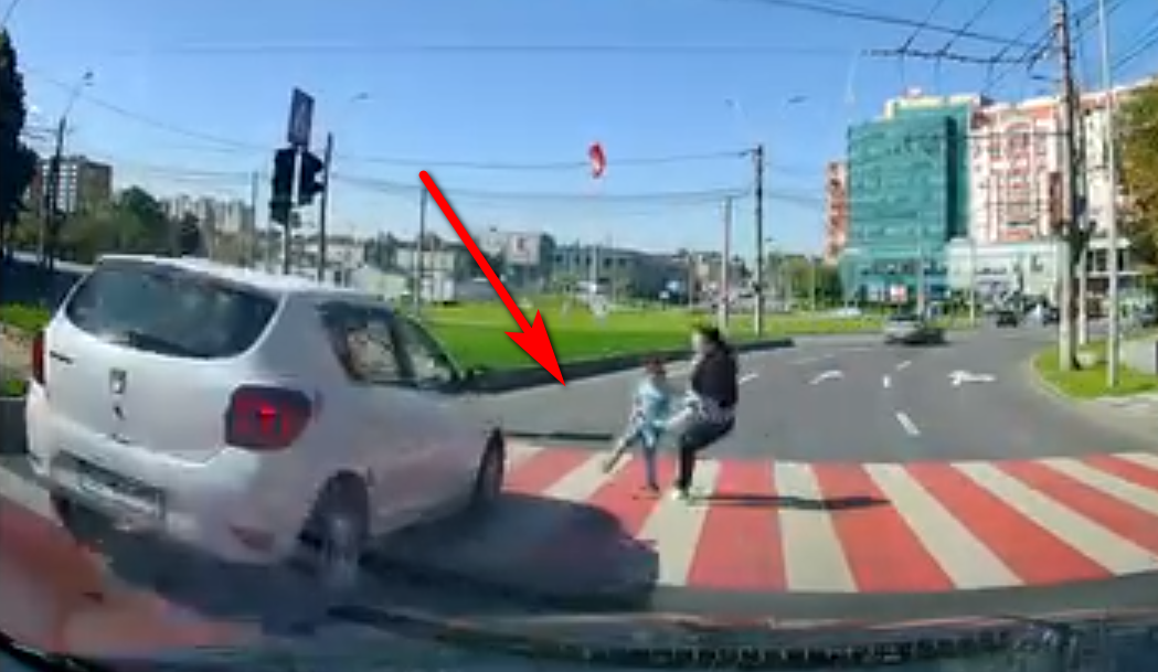 VIDEO: Copil aproape izbit de maşină, pe trecere, în Galaţi