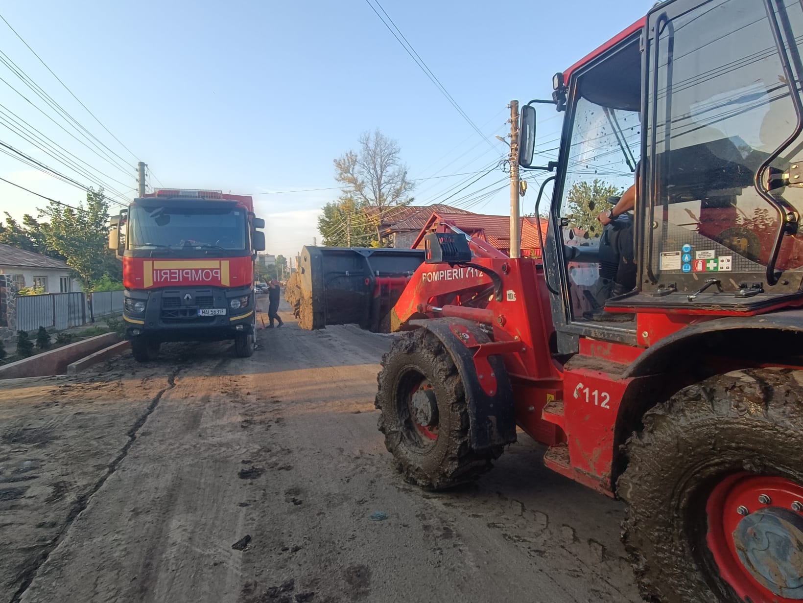 Pompierii, schimb de ştafetă în zonele inundate din Galaţi