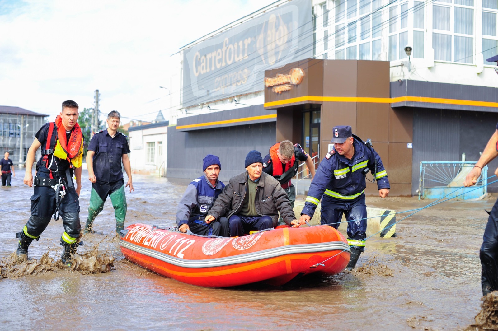 Solidaritate: Un pompier din Pechea, ajutat de colegi în lupta cu dezastrul lăsat în urmă de inundaţii (FOTO/VIDEO)