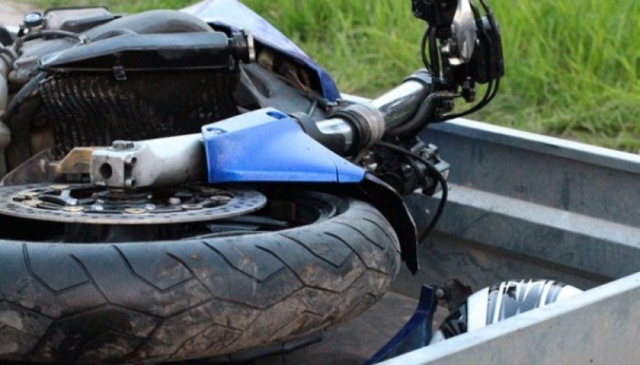 Galaţi: Tânăr pe motor izbit de maşină aproape de Navelor