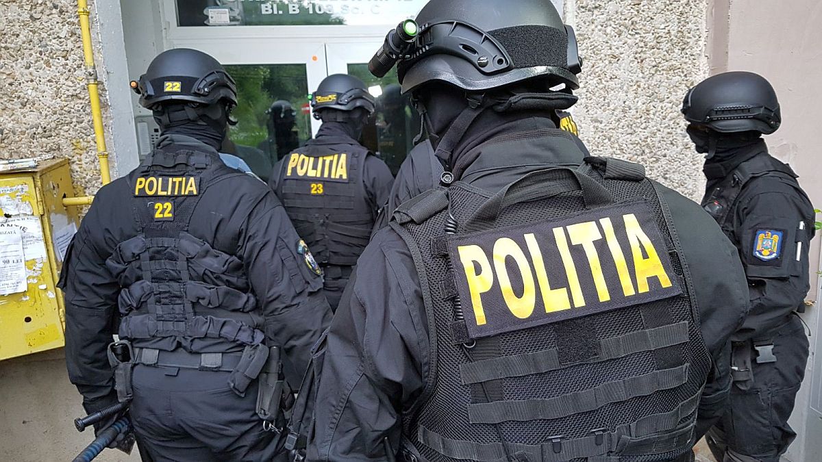 Arme livrate prin curier! Percheziţii şi la Galaţi