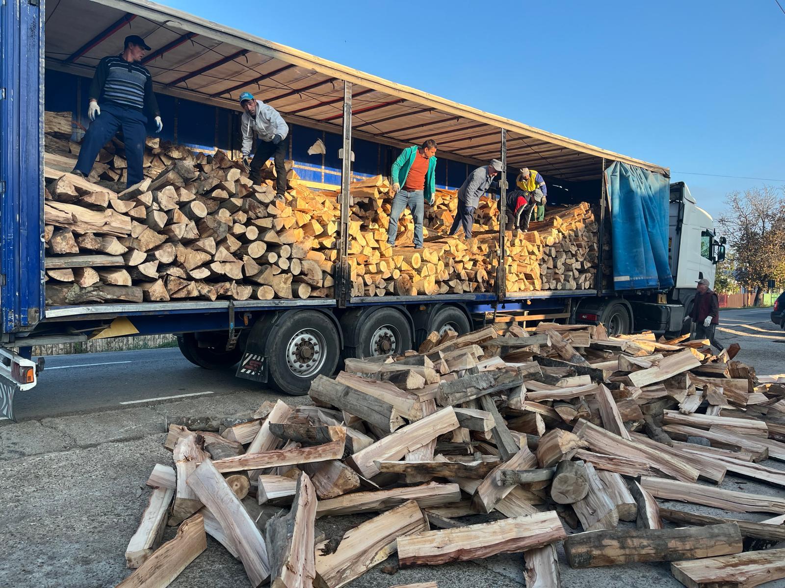 FOTO: Lemne pentru iarnă oferite de Biserică sinistraţilor din Galaţi