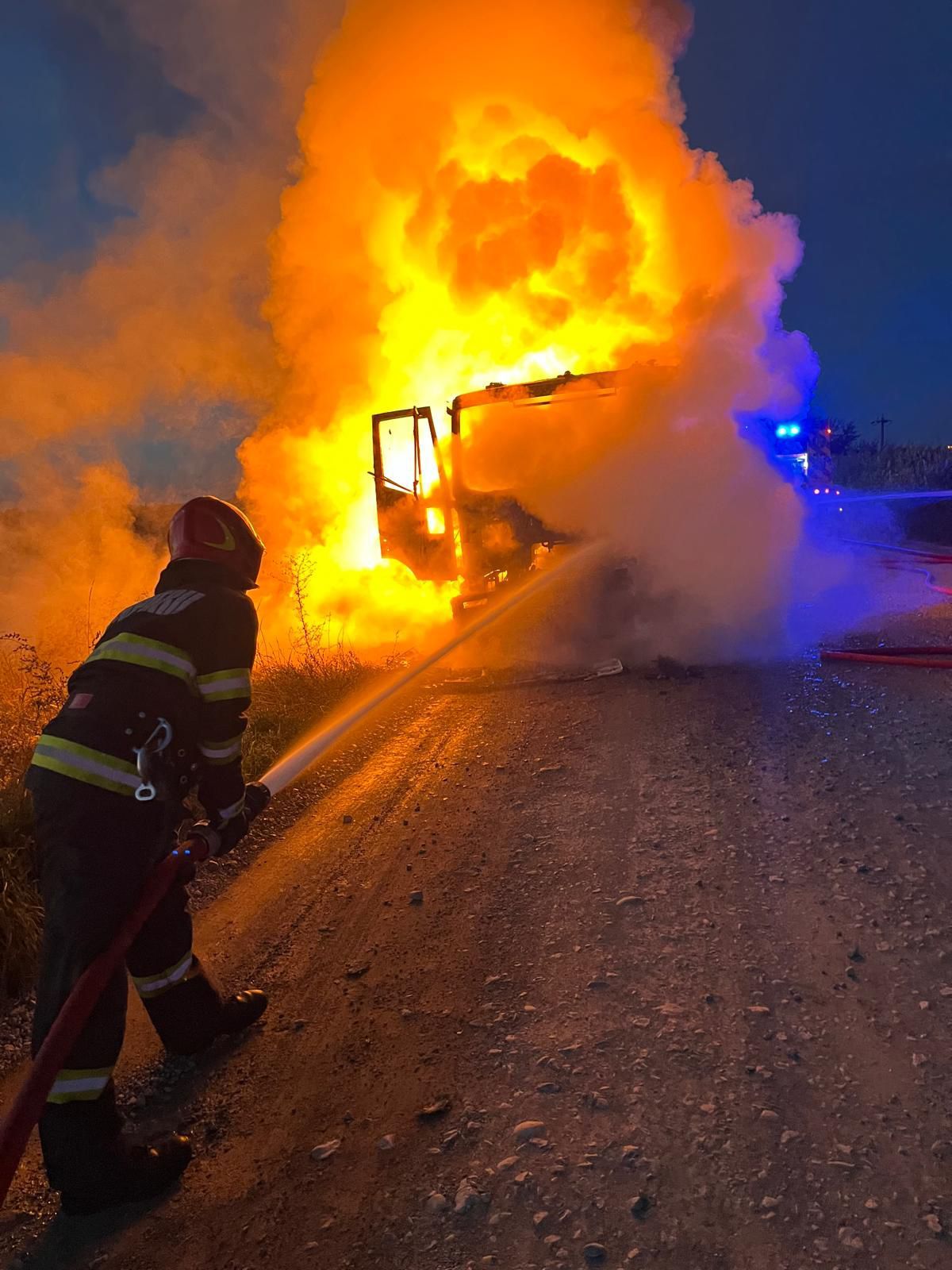 VIDEO: Incendiu produs la un camion, în apropierea localităţii Ceatalchioi