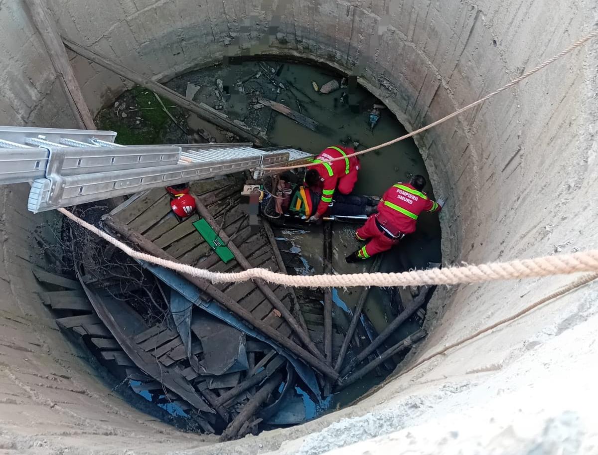 FOTO: Persoană căzută într-un bazin de 10 metri, la Brăila