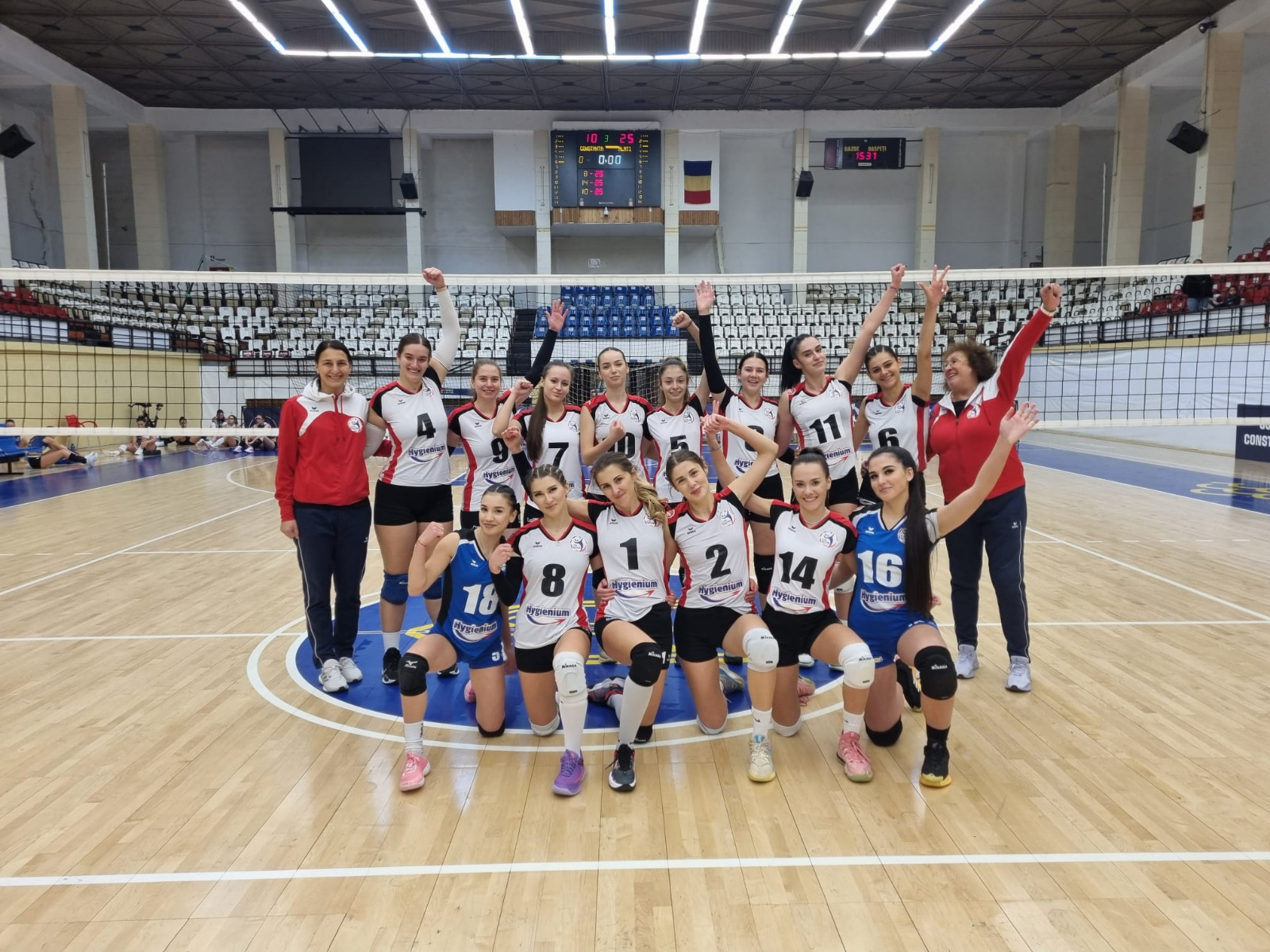 Prima victorie cu 3-0 şi fotoliul de lider pentru voleibalistele de la CSU Galaţi