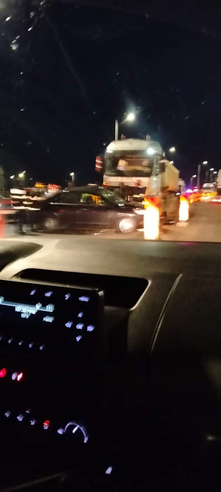 Accident pe Podul peste Dunăre: O șoferiță din Galați a intrat într-un TIR (FOTO)