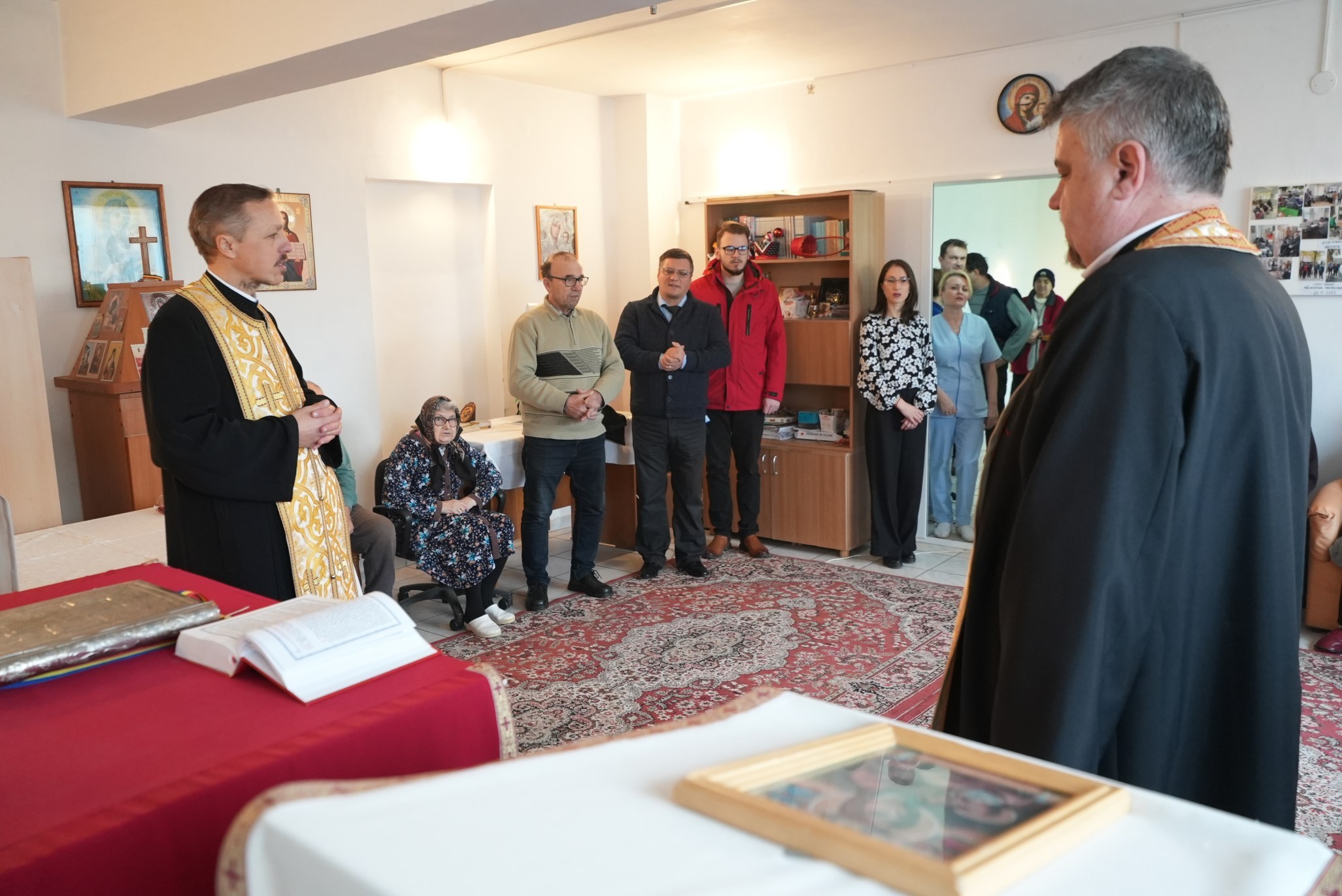FOTO: Ajutoare oferite persoanelor vârstnice din cadrul unui azil din Brăila