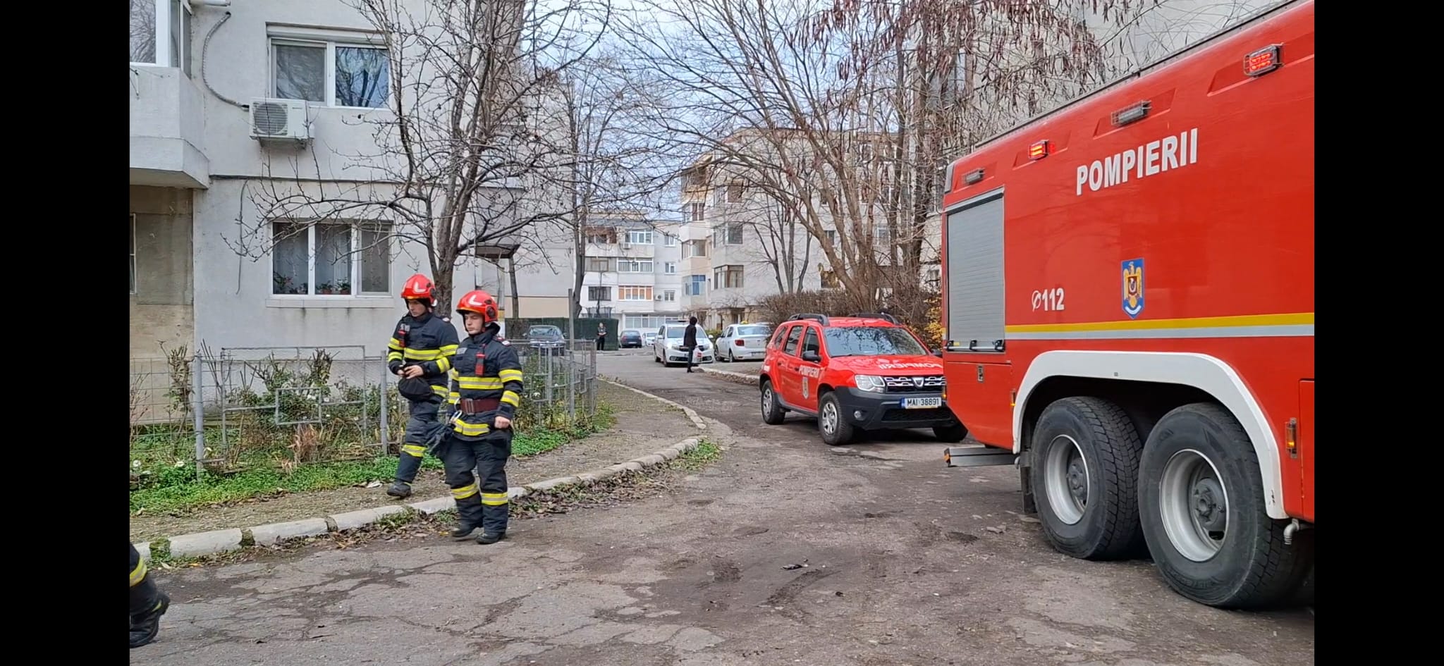 VIDEO: Incendiu de la o veioză într-un bloc din Brăila. Proprietar în spital şi locatarii evacuaţi