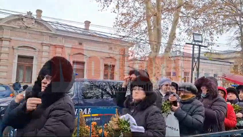 Brăila: Sute de oameni se închină în ploaie la moaştele Sf. Ierarh Nicolae (VIDEO)