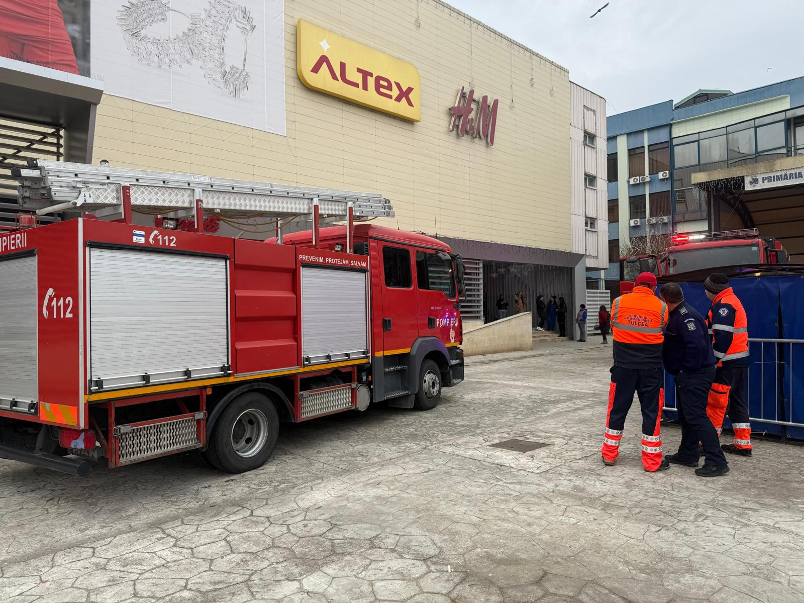 «Iese fum din tavan!» Panică la un centru comercial din municipiul Tulcea (FOTO)