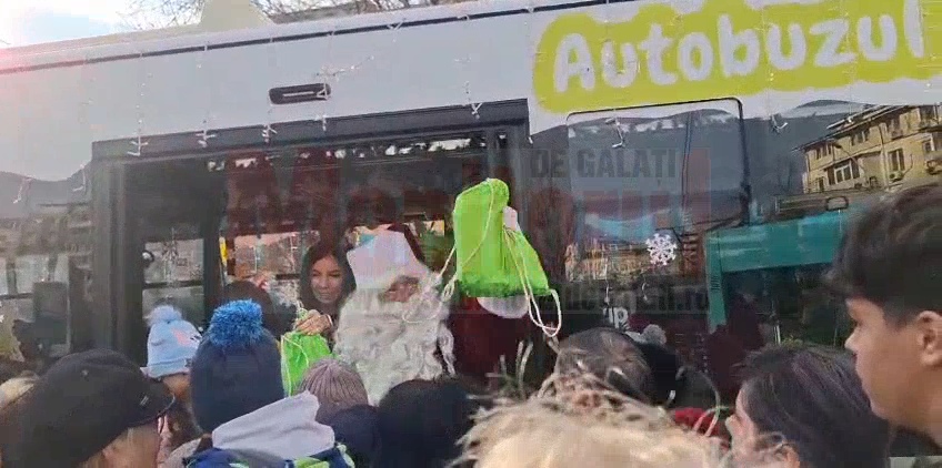 VIDEO: La Galaţi, Moş Crăciun a venit deja cu autobuzul