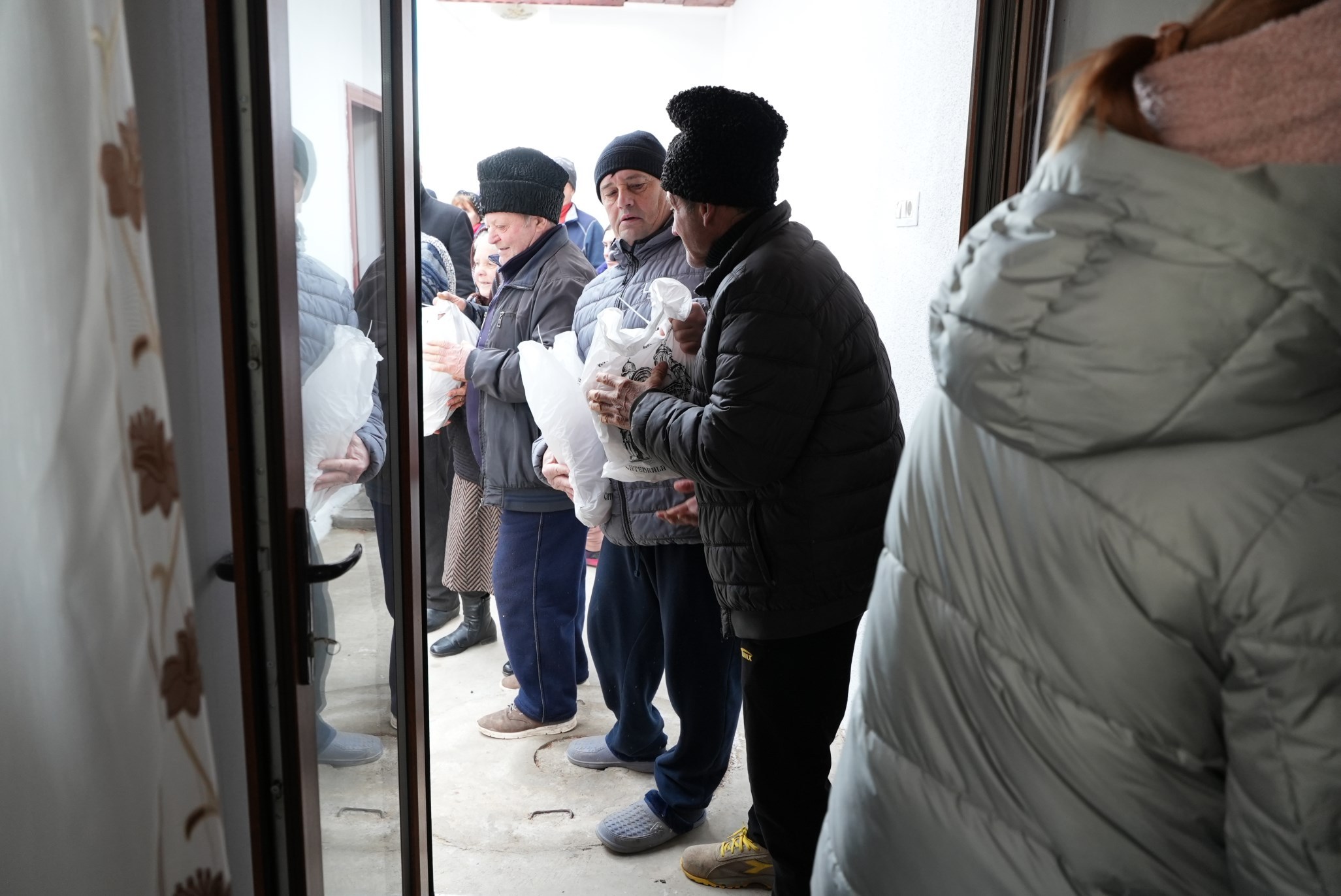 Pentru masa de Crăciun, sinistraţii din Galaţi primesc tone de carne de la Biserică (FOTO)