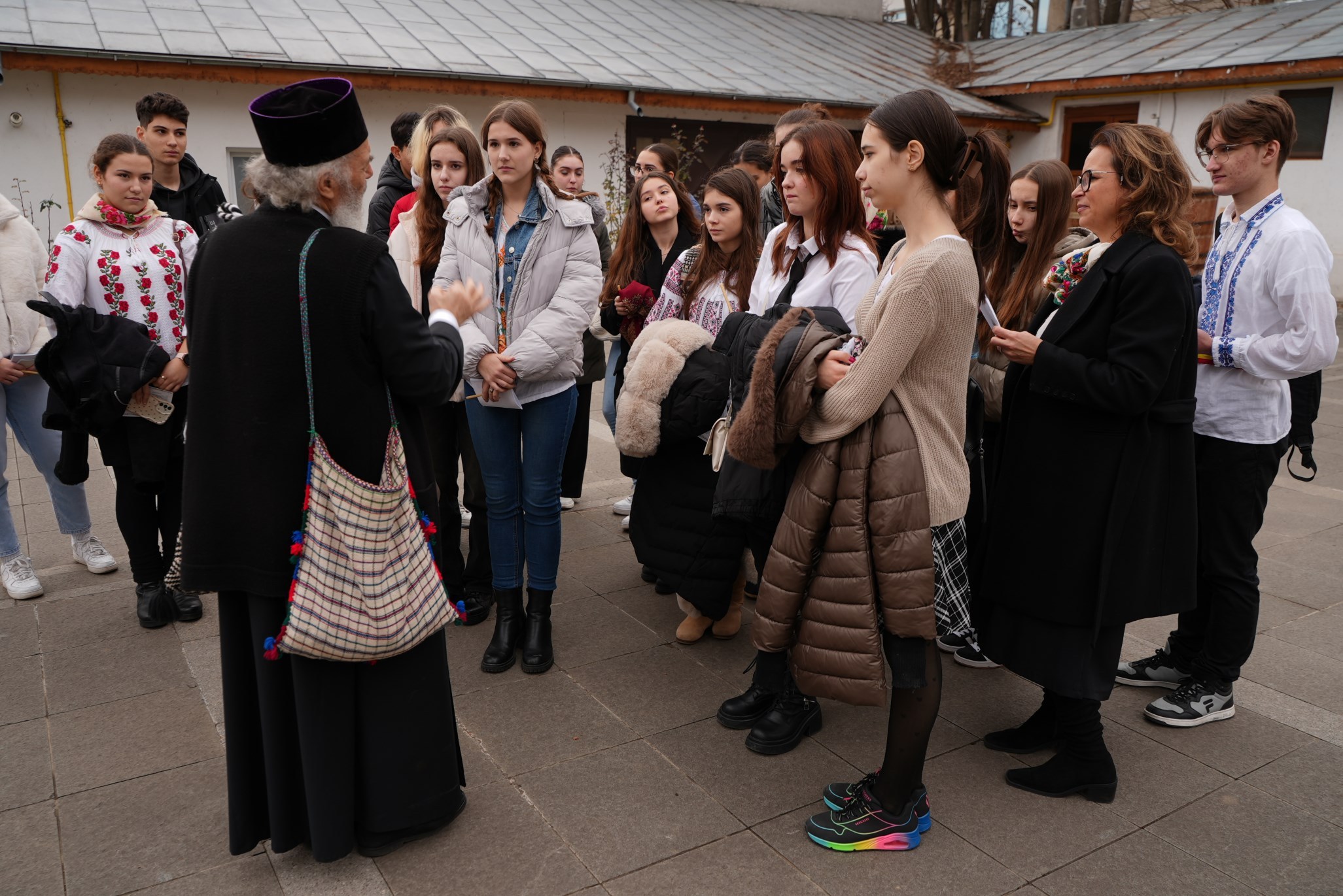 FOTO: Boboci de la Pedagogic, uimiţi de vizita la Centrul eparhial din Galaţi