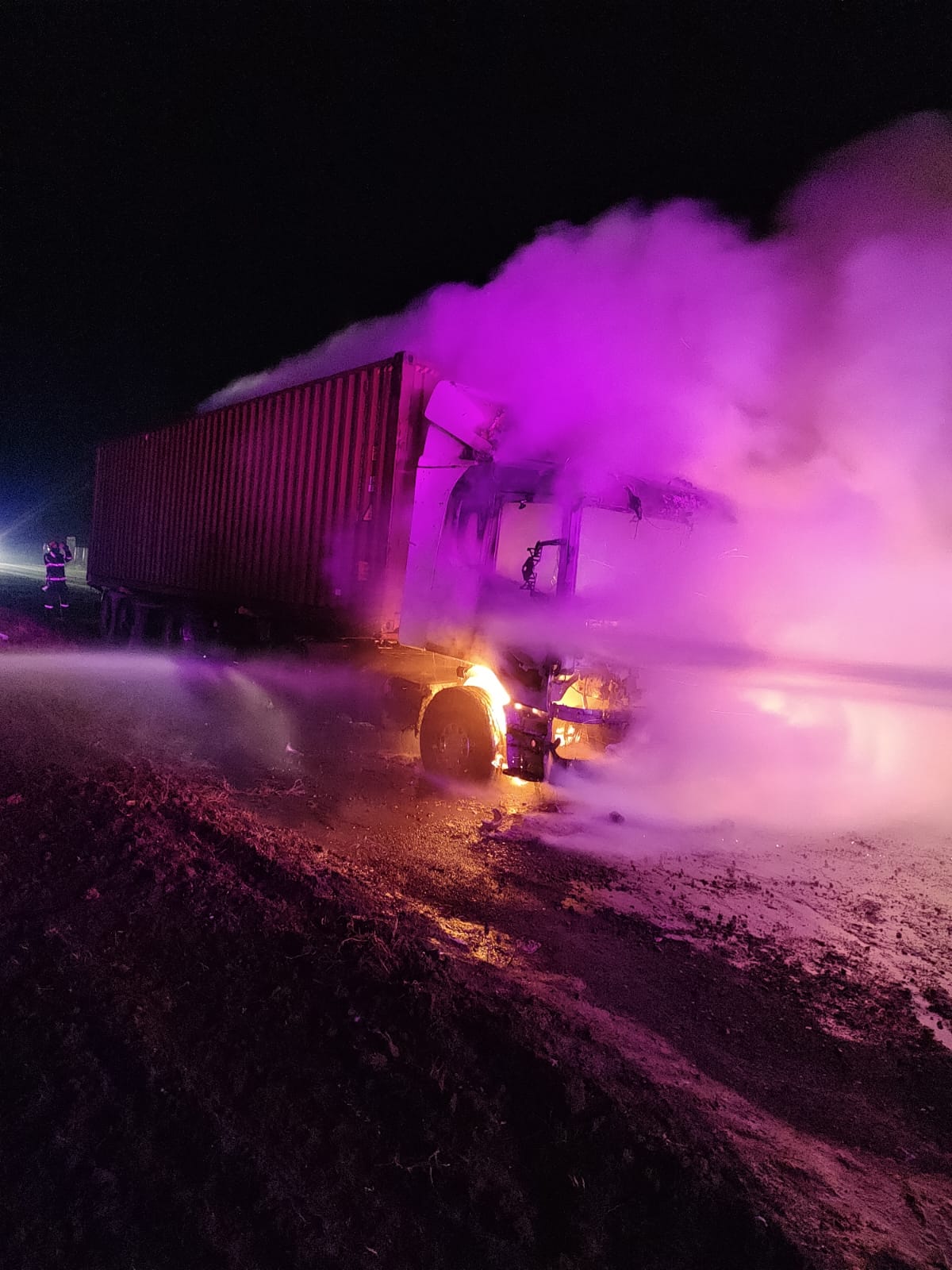 FOTO: Incendiu la un autocamion aproape de Cataloi, Tulcea