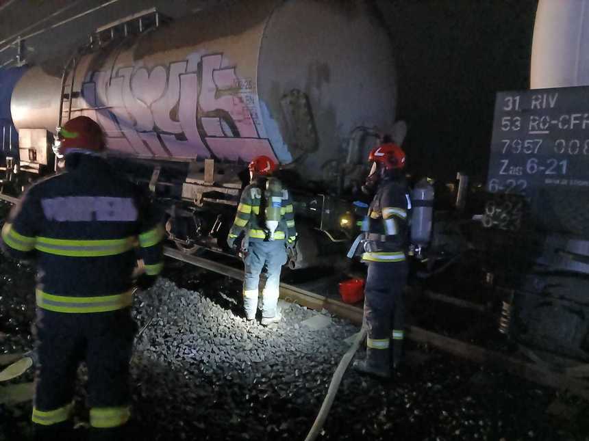Pericol de explozie în gara Albeşti, unde se scurge benzină dintr-un vagon al unui tren cu 12 vagoane tip cisternă