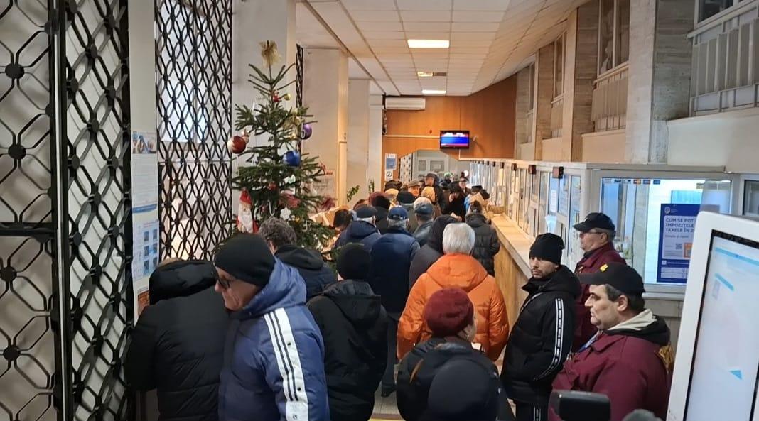 VIDEO: Gălăţenii au venit cu noaptea-n cap pentru a-şi plăti dările