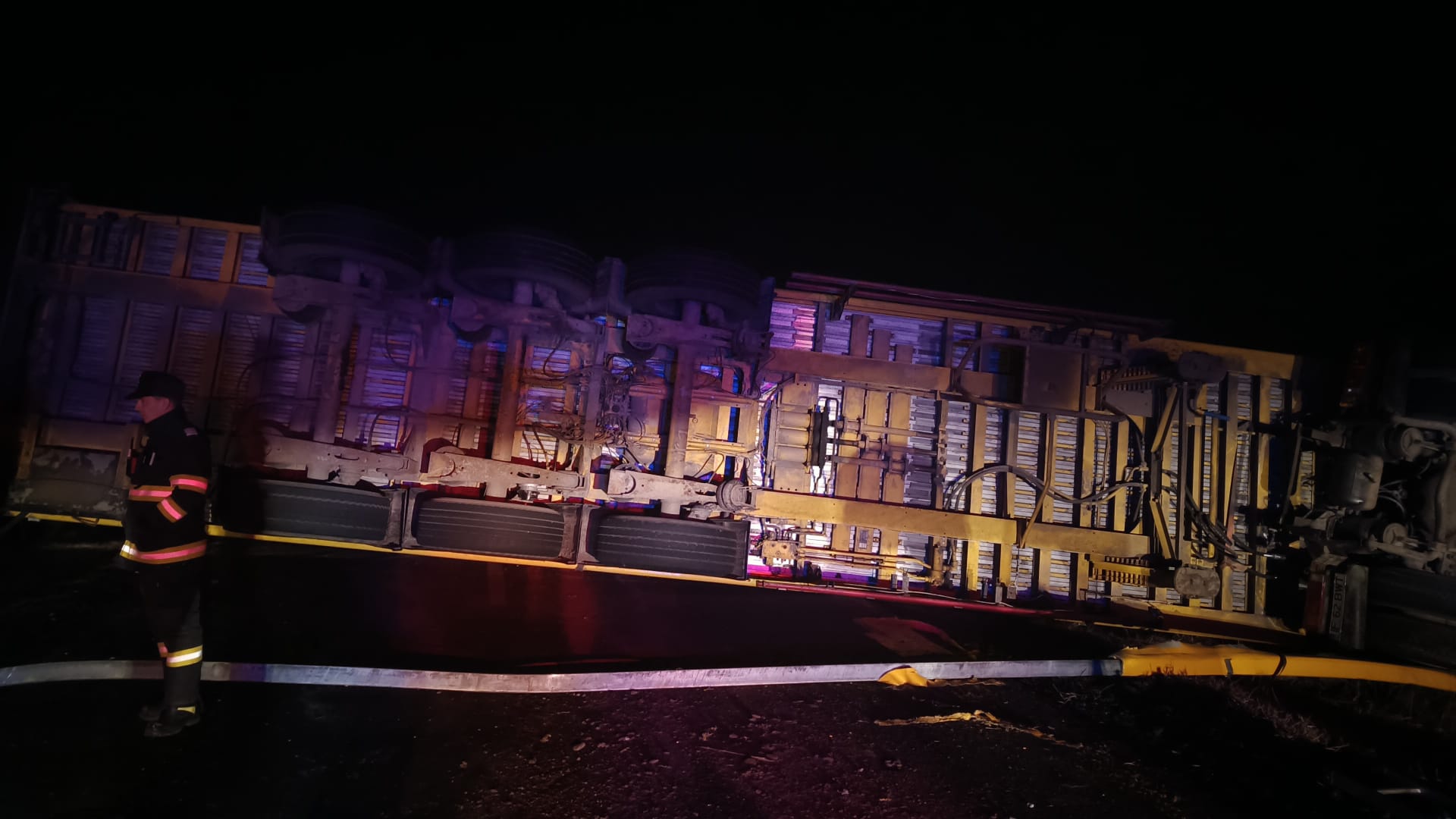 Brăila: TIR încărcat cu sare de potasiu, răsturnat la Grădiştea (FOTO)