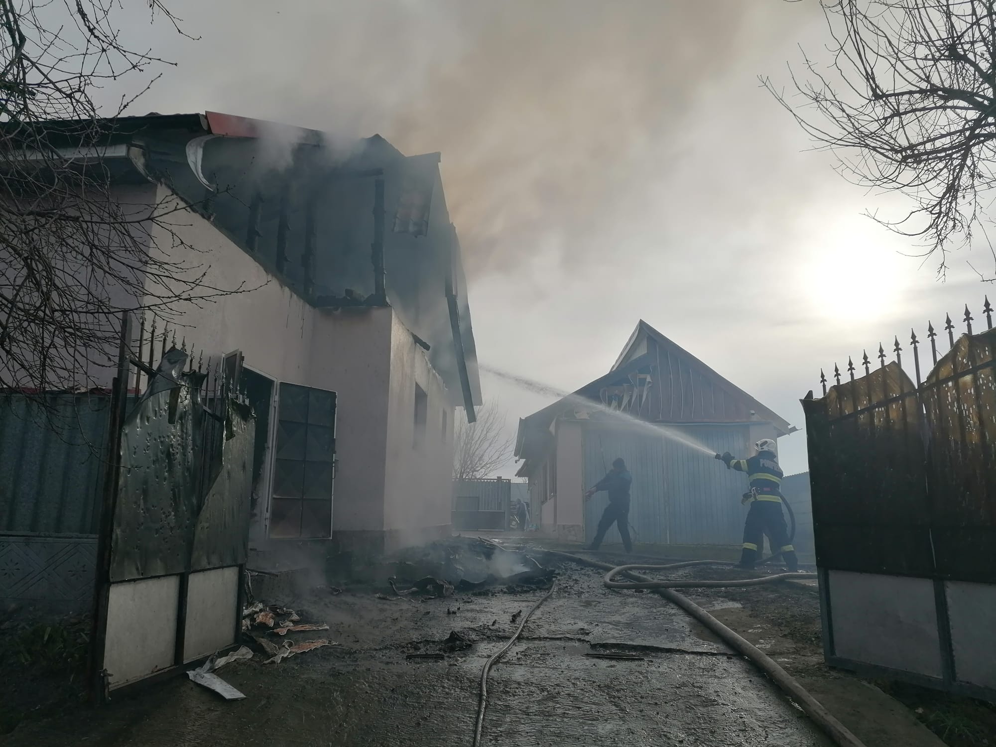 FOTO: Incendiu la Cudalbi. O casă a ars în totalitate