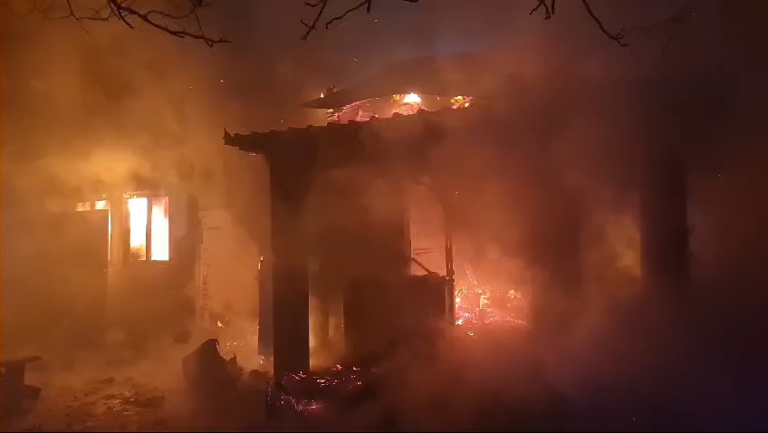 VIDEO: Incendiu la Piscu. Bărbat transportat la spital cu arsuri (UPDATE)