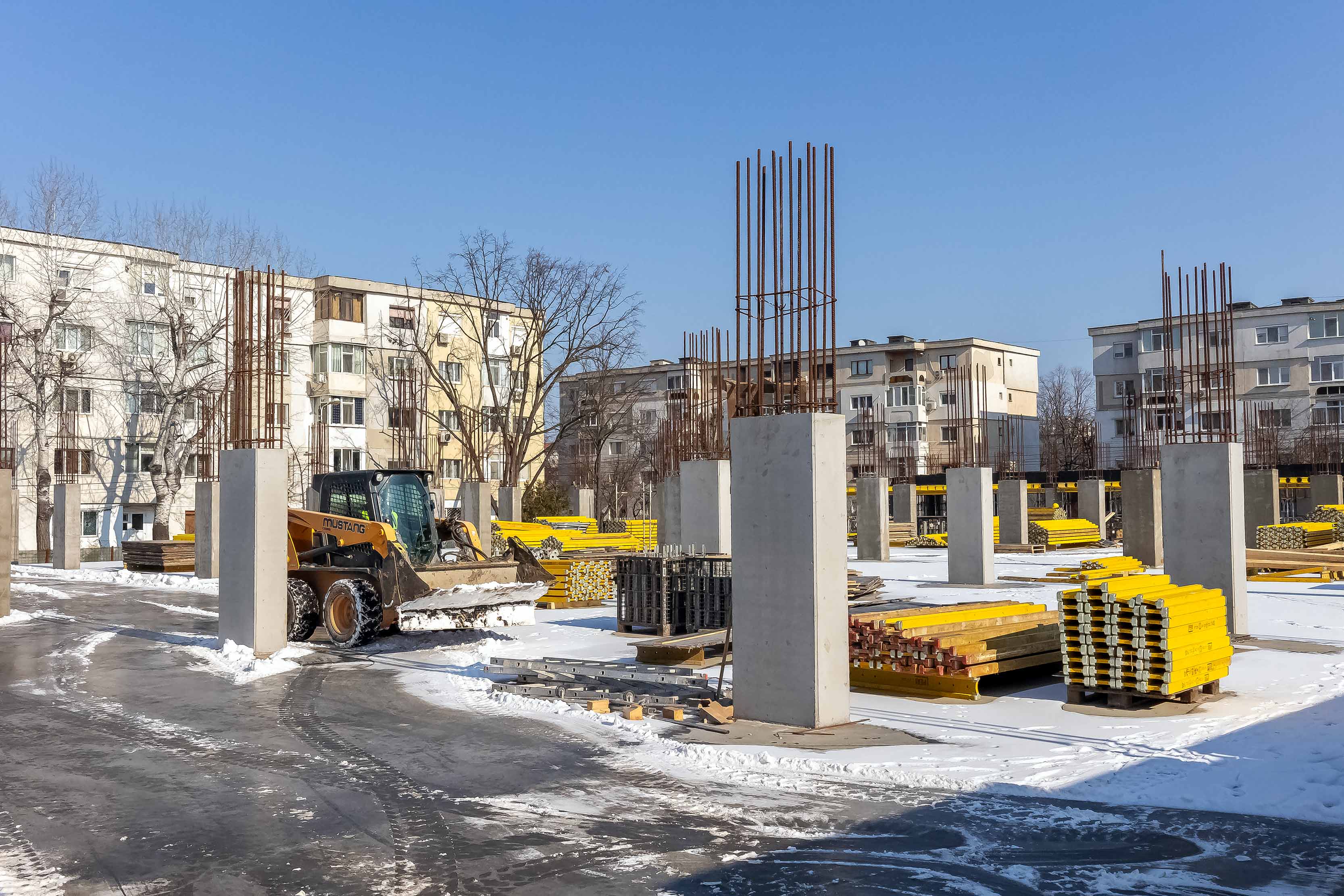 "Omul sfințește locul" și în plină iarnă! Continuă lucrările la parcarea din Micro 21