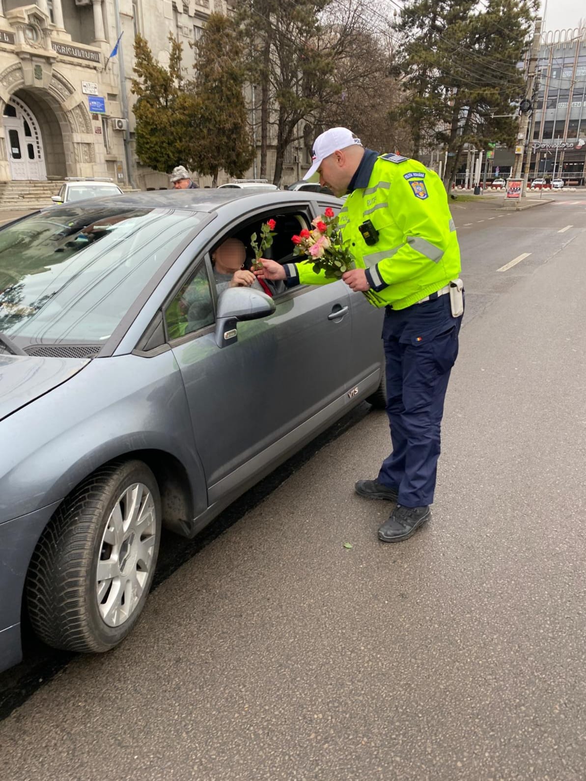 VIDEO: Flori ce au cules zâmbete participantelor la trafic, de 1 Martie, la Brăila