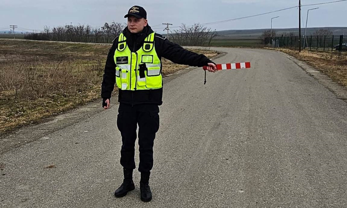 Pe moped la 14 ani, oprit de poliţia de frontieră
