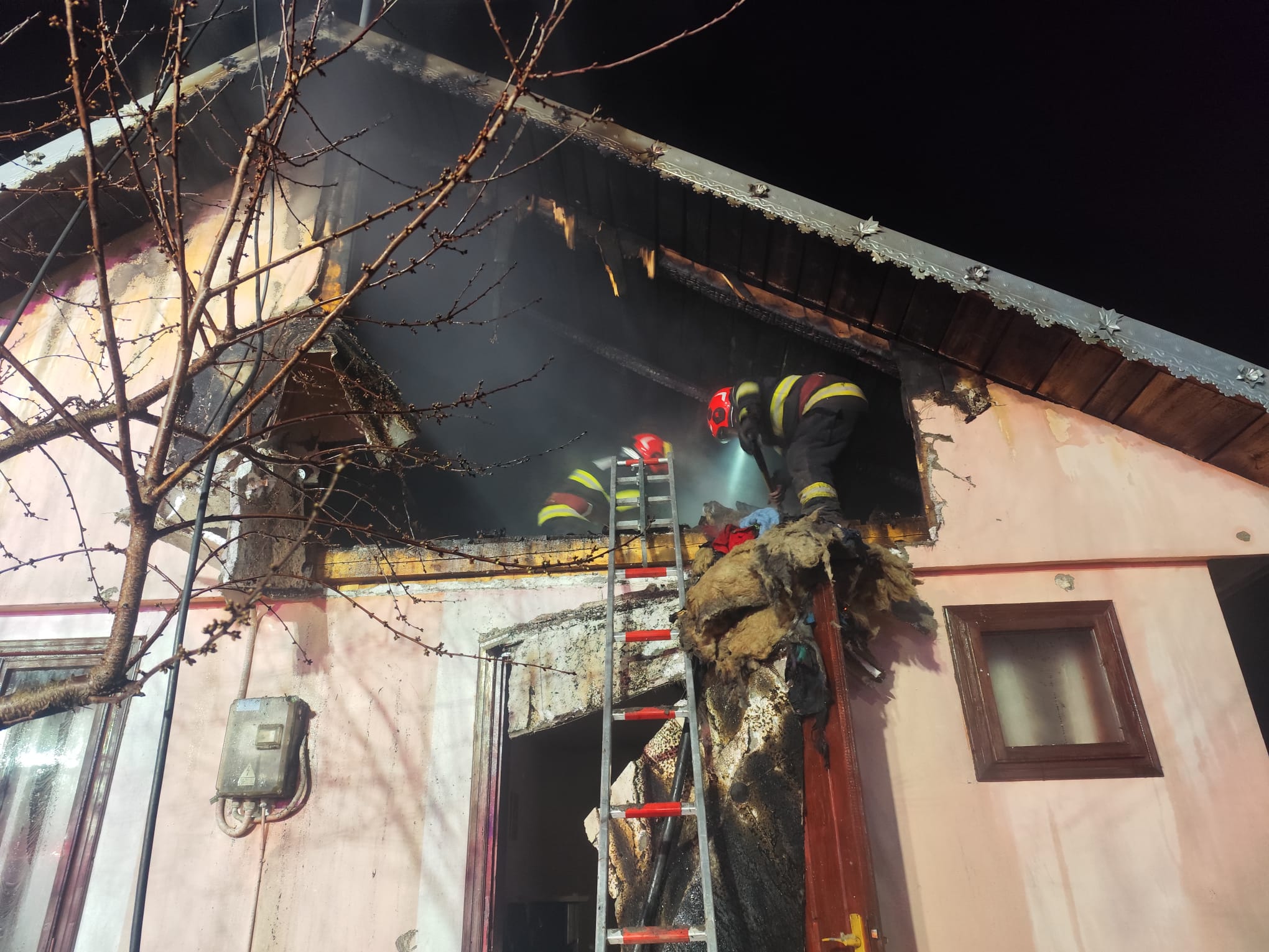 VIDEO: Incendiu la o locuință din satul Torcești, comuna Umbrărești