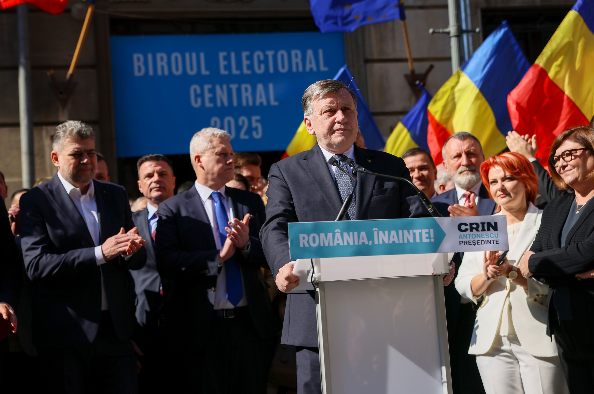 Prezidenţiale2025: Crin Antonescu şi-a depus candidatura la BEC