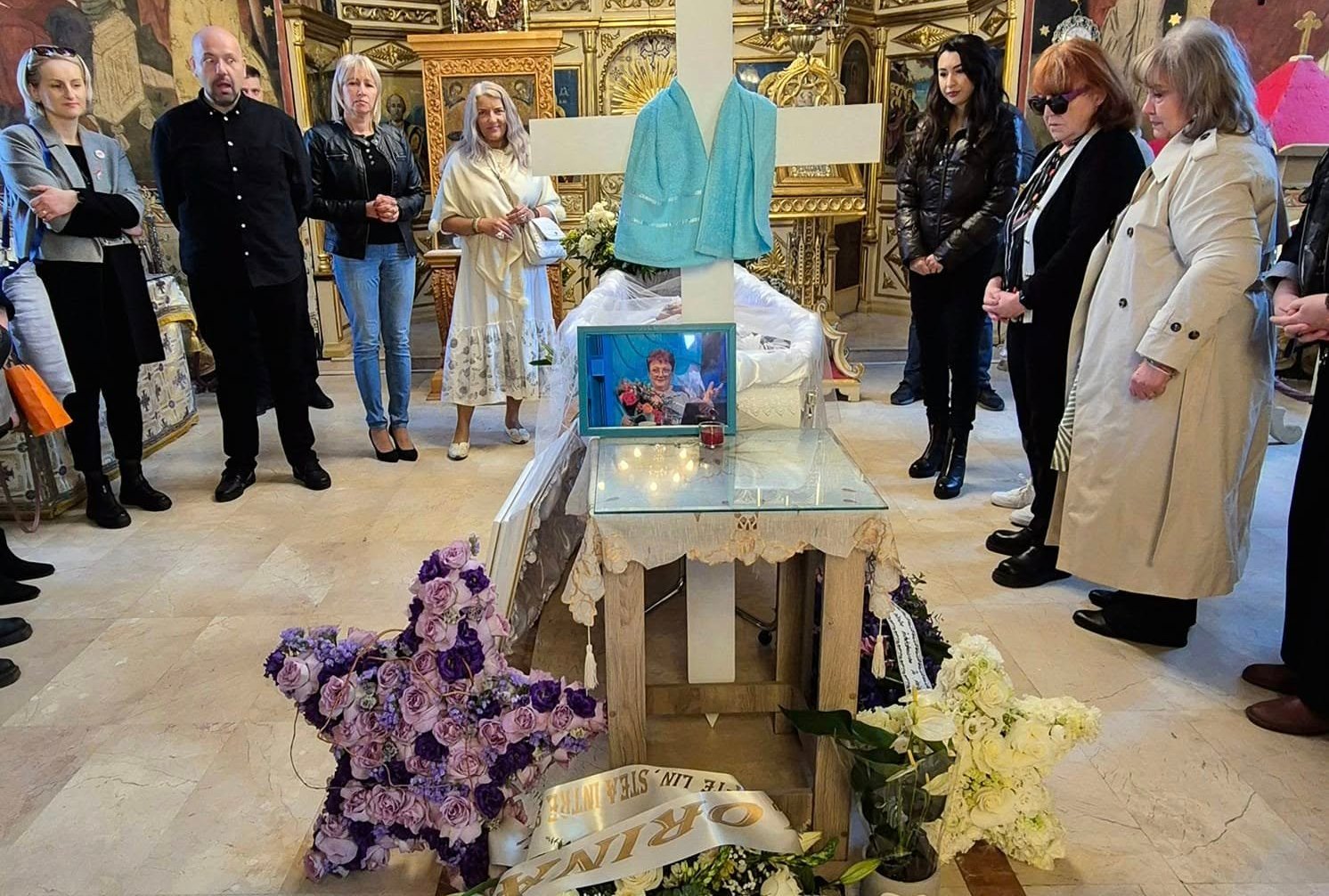 VIDEO: Coroane inedite la priveghiul Minervei! Personalităţi din lumea astrologiei i-au adus un ultim omagiu