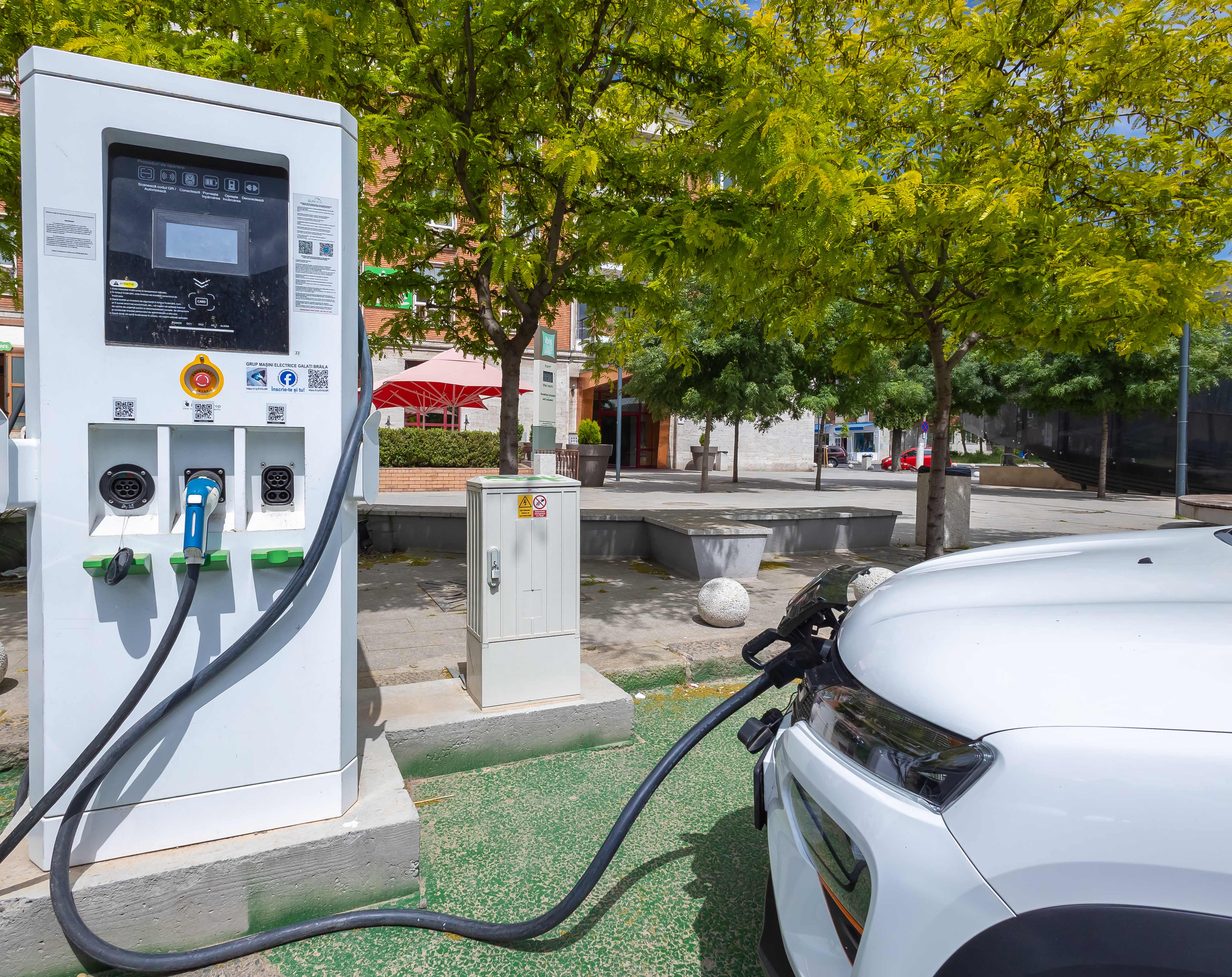 A fost semnat contractul pentru amplasarea în Galaţi a 159 de staţii de reîncărcare pentru maşinile electrice