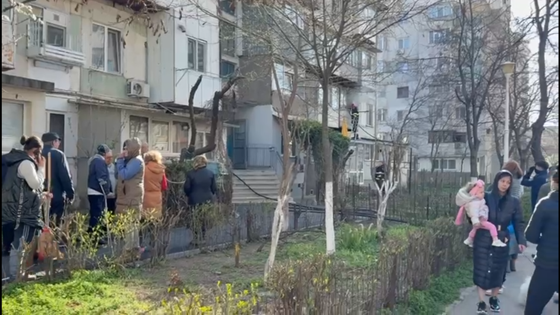 VIDEO: Incendiu în Galaţi, într-un bloc din Micro 19