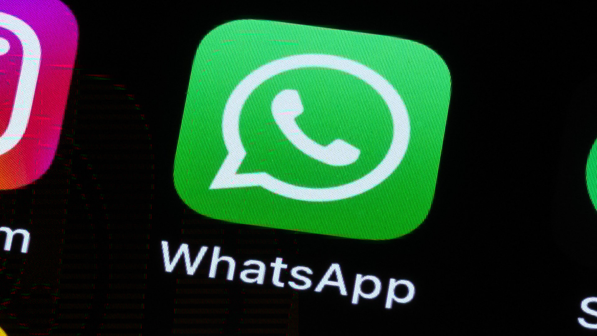 WhatsApp îşi schimbă strategia din nou: introduce abonamente plătite şi restricţionează mesajele în masă