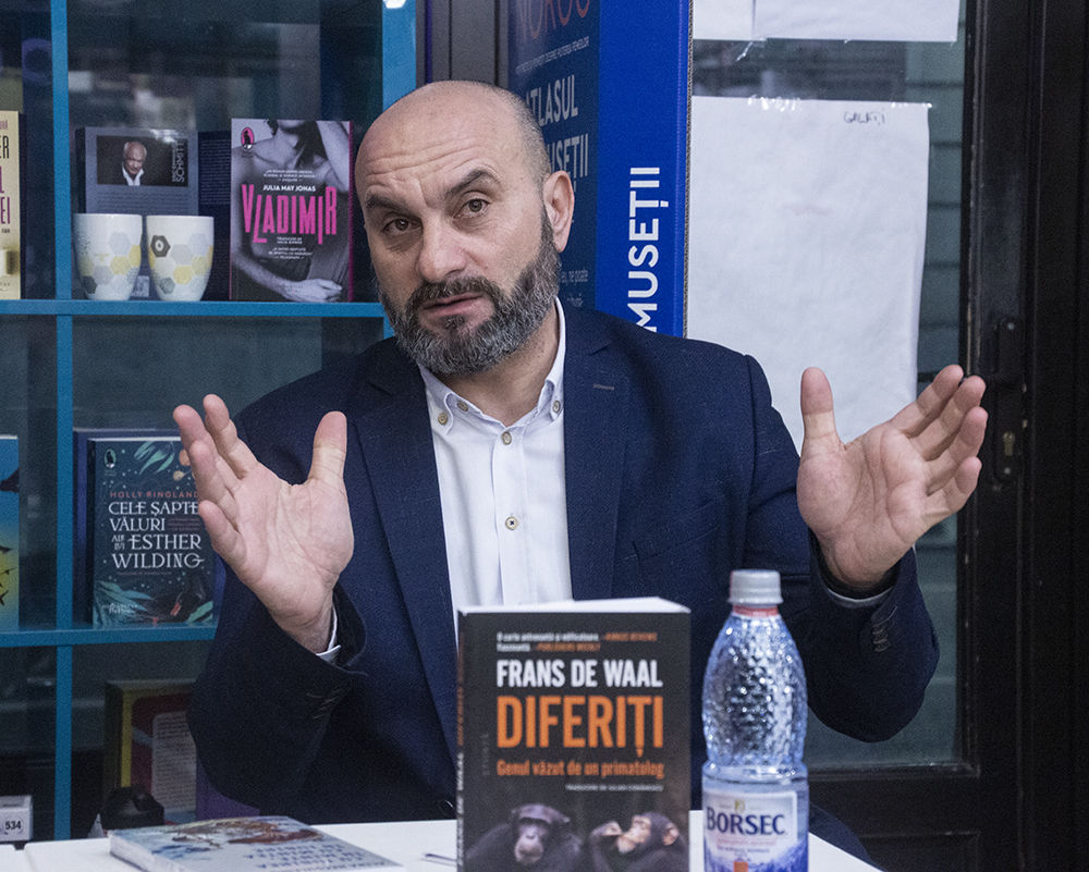 Galaţi: O dezbatere culturală în jurul unei cărţi-eveniment: “Diferiţi. Genul văzut de un primatolog” (FOTO)