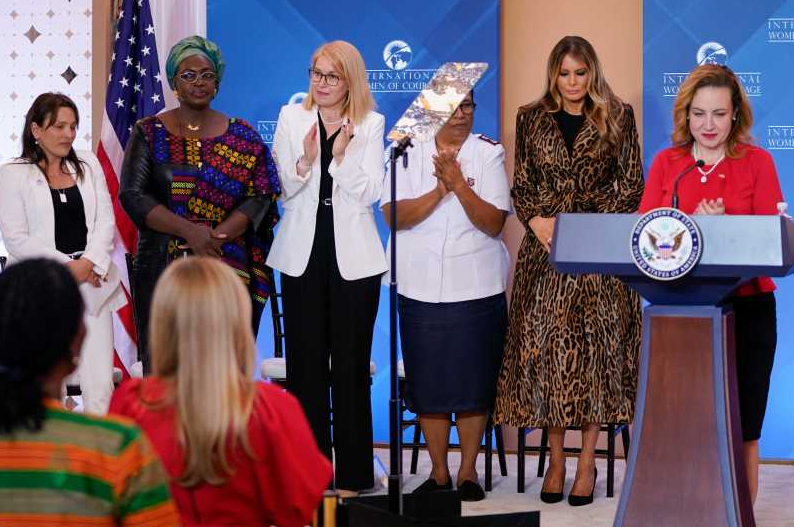 Româncă premiată de Prima Doamnă a Americii: «Georgiana este câinele de pază care apără demnitatea românilor ale căror voci nu pot fi auzite!»