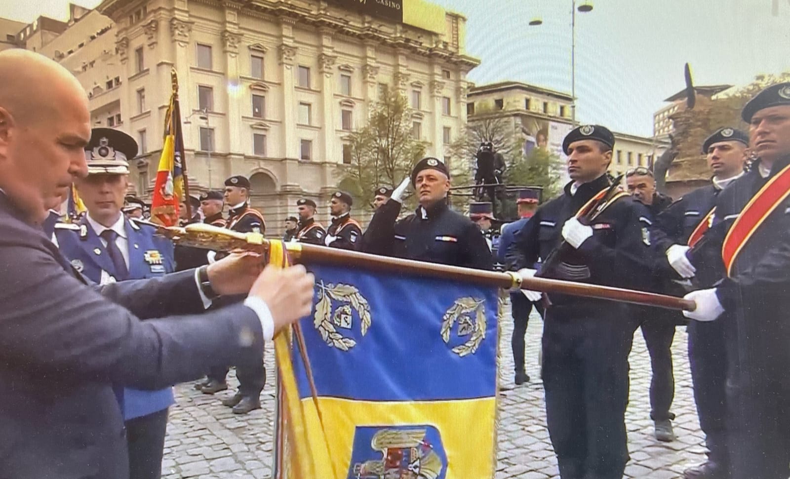 VIDEO: Drapelul de Luptă al Jandarmeriei Galaţi, decorat cu Ordinul Naţional „Bărbăţie şi Credinţă”