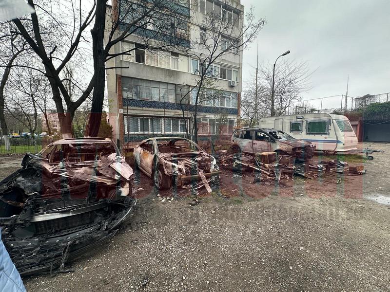 O autorulotă şi trei maşini au fost incendiate în Galaţi