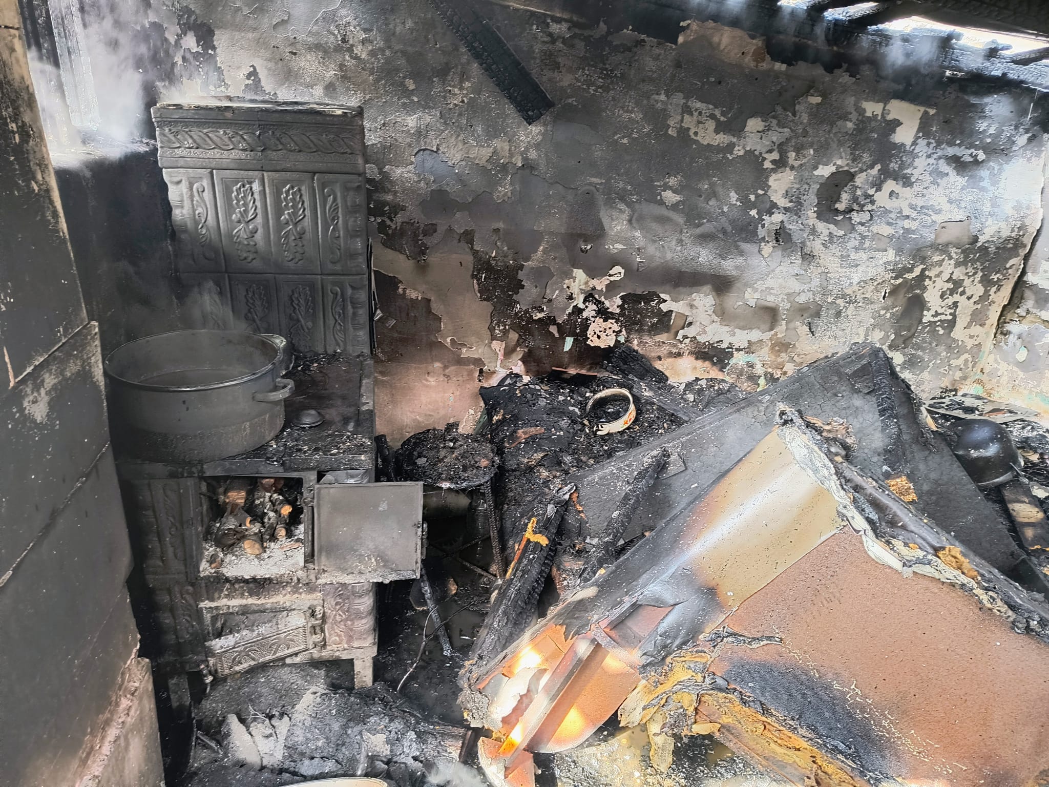 VIDEO | Tragedie la Tecuci: Bărbat ars pe jumătate din corp în urma unui incendiu