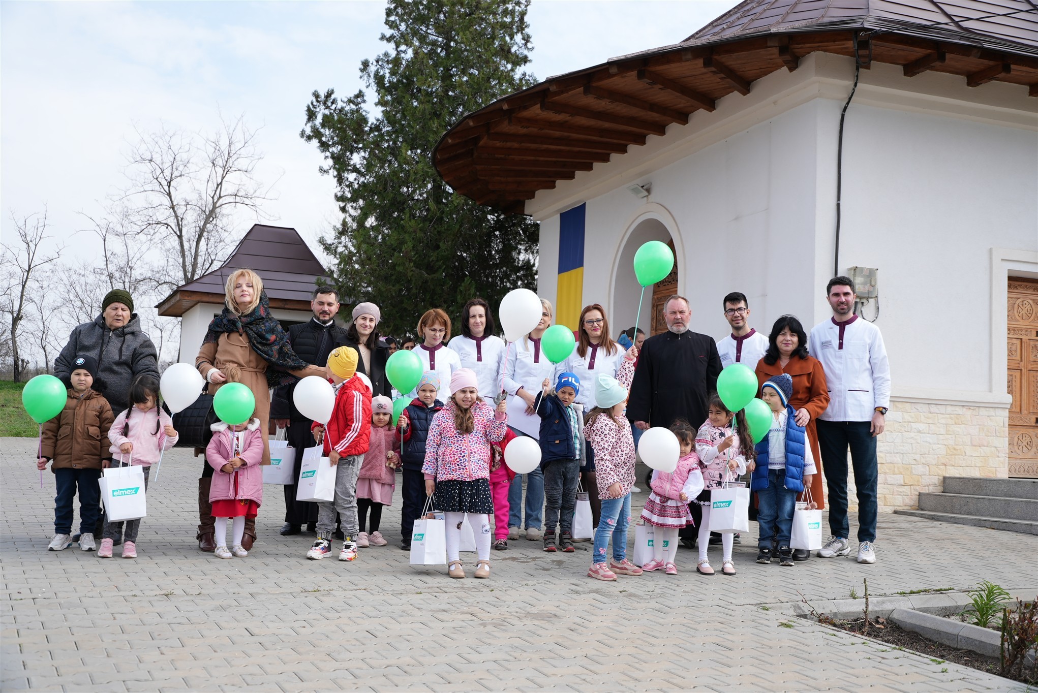 Galaţi: Daruri pentru preşcolarii din satele Bălăşeşti şi Ciureştii Noi (FOTO)
