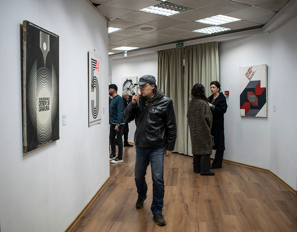 FOTO: Muzeul de Artă Vizuală Galaţi prezintă “Roşu.Monocrom”, expoziţie de arta afişului (3 aprilie-14 mai 2025)